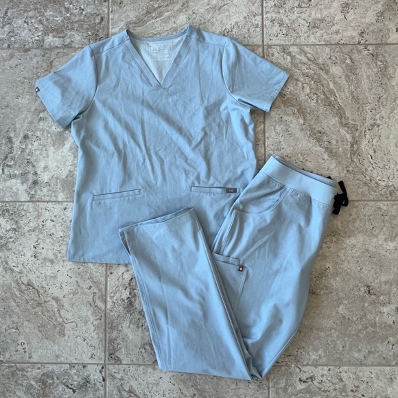 FIGS Casma 3-Pocket Scrub Top in Limited Edition Light Chambray Blue PO 6580, L - Picture 6 of 7